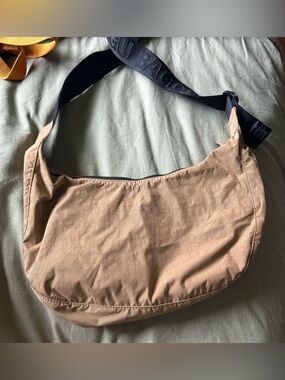 BAGGU shoulder bag in tan with black strap
